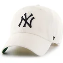 cappellino-curvo-crema-con-logo-nero-dei-new-york-yankees-mlb-clean-up-di-47-brand