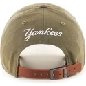 cappellino-marrone-con-visiera-curva-e-piccolo-logo-dei-new-york-yankees-mlb-clean-up-di-47-brand