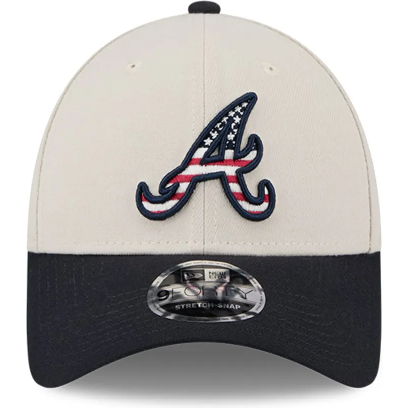 cappellino-curvo-beige-e-blu-marino-snapback-9forty-stretch-snap-4th-of-july-di-atlanta-braves-mlb-di-new-era
