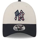 cappello-curvo-beige-e-blu-navy-snapback-9forty-stretch-snap-4th-of-july-dei-new-york-yankees-mlb-di-new-era