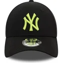 sort-justerbar-kasket-med-buet-skygge-og-gront-logo-9forty-league-essential-af-new-york-yankees-mlb-fra-new-era