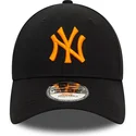 cappellino-nero-regolabile-con-visiera-curva-e-logo-arancione-9forty-league-essential-dei-new-york-yankees-mlb-di-new-era