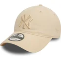 cappellino-curvo-beige-regolabile-con-logo-beige-9twenty-league-essential-dei-new-york-yankees-mlb-di-new-era