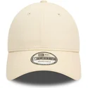 verstellbare-beige-gebogene-kappe-mit-rotem-logo-9forty-essential-von-new-era