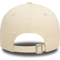 casquette-courbee-beige-ajustable-avec-logo-rouge-9forty-essential-new-era