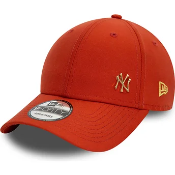 Gorra curva roja ajustable con logo dorado 9FORTY Flawless de New York Yankees MLB de New Era