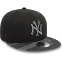 cappellino-piatto-nero-snapback-con-logo-grigio-per-bambino-9fifty-contrast-dei-new-york-yankees-mlb-di-new-era