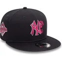 cappellino-snapback-blu-navy-con-visiera-piatta-e-logo-rosa-9fifty-seasonal-flower-dei-new-york-yankees-mlb-di-new-era