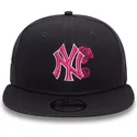 cappellino-snapback-blu-navy-con-visiera-piatta-e-logo-rosa-9fifty-seasonal-flower-dei-new-york-yankees-mlb-di-new-era