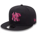 cappello-snapback-blu-navy-con-visiera-piatta-e-logo-rosa-9fifty-seasonal-flower-dei-new-york-yankees-mlb-di-new-era