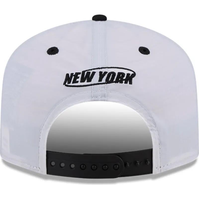 gorra-buet-hvid-og-sort-snapback-golfer-chrome-logo-af-new-york-yankees-mlb-fra-new-era