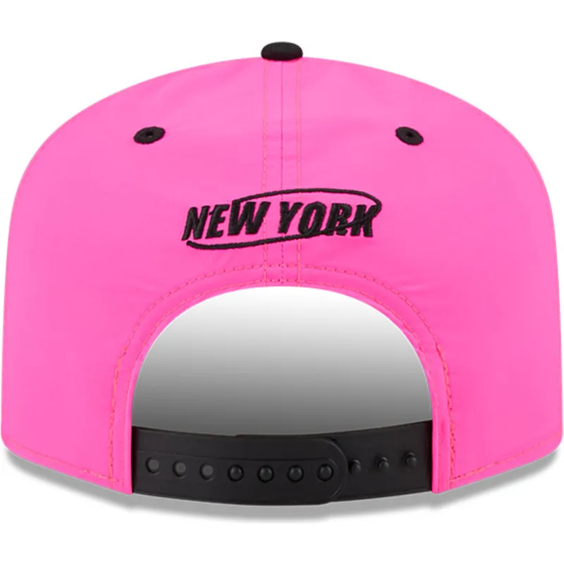 cappellino-curvo-rosa-e-nero-snapback-golfer-con-logo-cromato-dei-new-york-yankees-mlb-di-new-era