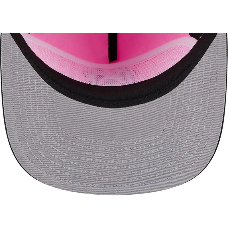 cappellino-curvo-rosa-e-nero-snapback-golfer-chrome-logo-dei-new-york-yankees-mlb-di-new-era