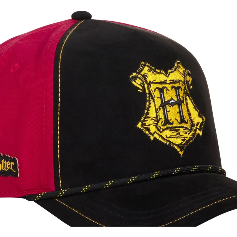 czarna-i-czerwona-zakrzywiona-czapka-hogwarts-pot2-harry-potter-od-capslab