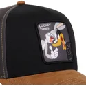 schwarze-und-braune-snapback-cap-mit-gebogenem-schirm-bugs-bunny-und-daffy-duck-loo10-bad-looney-tunes-von-capslab