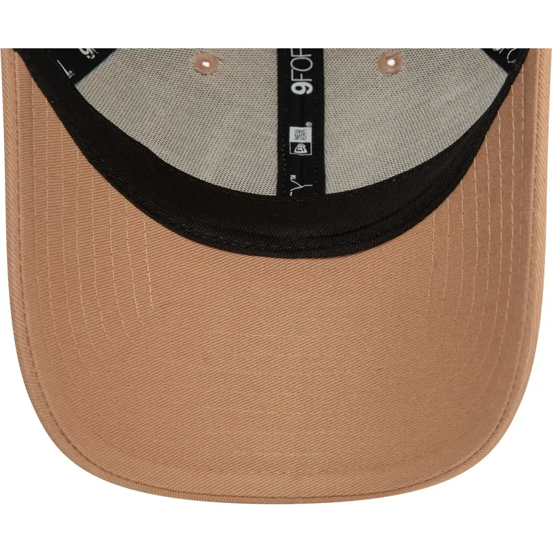 ljusrosa-bojd-justerbar-keps-9forty-pin-fran-new-era