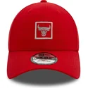 cappellino-curvo-rosso-regolabile-9forty-metallic-patch-dei-chicago-bulls-nba-di-new-era