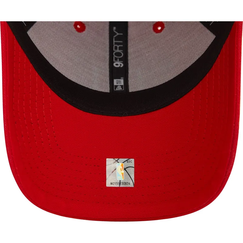 cappellino-curvo-rosso-regolabile-9forty-metallic-patch-dei-chicago-bulls-nba-di-new-era