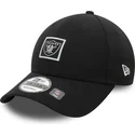 schwarze-verstellbare-9forty-kappe-mit-gebogenem-schirm-und-metallic-patch-der-las-vegas-raiders-nfl-von-new-era
