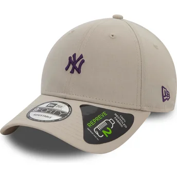 Gorra curva beige ajustable con logo violeta 9FORTY REPREVE Mini Logo de New York Yankees MLB de New Era