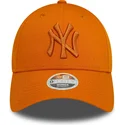 casquette-courbee-orange-ajustable-pour-femme-avec-logo-orange-9forty-league-essential-new-york-yankees-mlb-new-era