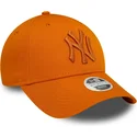 cappellino-curvo-arancione-regolabile-da-donna-con-logo-arancione-9forty-league-essential-dei-new-york-yankees-mlb-di-new-era