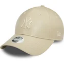 beige-verstellbare-damenkappe-mit-gebogenem-schirm-und-beigem-logo-9forty-midi-pu-der-new-york-yankees-mlb-von-new-era