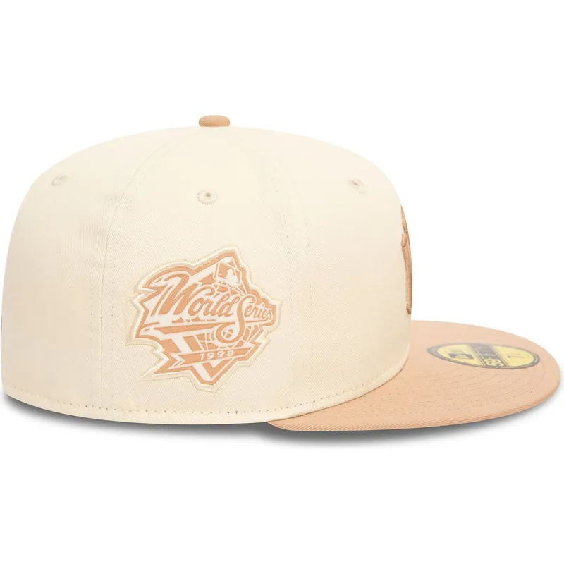 cappello-piatto-beige-e-marrone-chiuso-59fifty-side-patch-dei-new-york-yankees-mlb-di-new-era