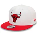 cappellino-snapback-piatto-bianco-e-rosso-9fifty-white-crown-patch-dei-chicago-bulls-nba-di-new-era