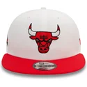 cappellino-snapback-piatto-bianco-e-rosso-9fifty-white-crown-patch-dei-chicago-bulls-nba-di-new-era