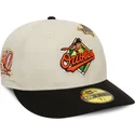 gorra-curva-beige-y-negra-ajustada-59fifty-pin-de-baltimore-orioles-mlb-de-new-era