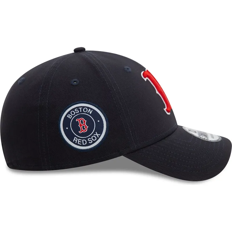 cappellino-visiera-curva-blu-marino-regolabile-9forty-side-patch-di-boston-red-sox-mlb-di-new-era