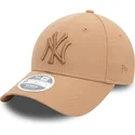 cappello-beige-a-visiera-curva-regolabile-da-donna-con-logo-beige-9forty-league-essential-dei-new-york-yankees-mlb-di-new-era