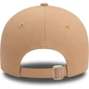 cappello-beige-a-visiera-curva-regolabile-da-donna-con-logo-beige-9forty-league-essential-dei-new-york-yankees-mlb-di-new-era