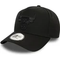 cappellino-snapback-curvo-nero-con-logo-nero-9forty-e-frame-monochrome-dei-chicago-bulls-nba-di-new-era