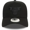 casquette-courbee-noire-snapback-avec-logo-noir-9forty-e-frame-monochrome-chicago-bulls-nba-new-era