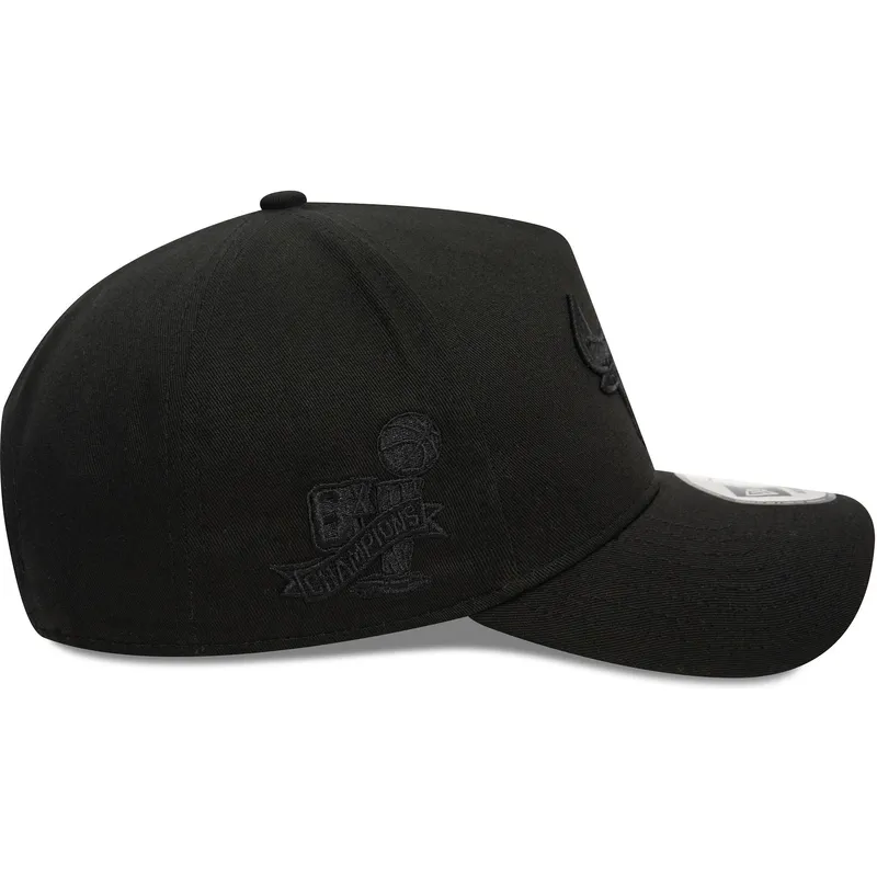 cappellino-snapback-curvo-nero-con-logo-nero-9forty-e-frame-monochrome-dei-chicago-bulls-nba-di-new-era