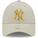 buet-beige-justerbar-kasket-til-kvinder-med-gyldent-logo-9forty-metallic-logo-fra-new-york-yankees-mlb-fra-new-era