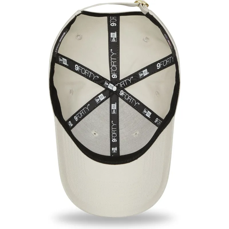 beige-justerbar-bojd-keps-for-kvinnor-med-guldlogo-9forty-metallic-logo-av-new-york-yankees-mlb-fran-new-era