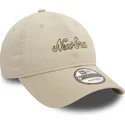 cappellino-beige-regolabile-9twenty-heritage-script-di-new-era