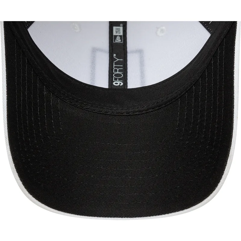 biala-regulowana-czapka-z-zakrzywionym-daszkiem-9forty-core-pio-fc-kings-league-new-era