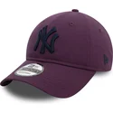 cappellino-viola-con-visiera-curva-regolabile-con-logo-blu-navy-9twenty-league-essential-dei-new-york-yankees-mlb-di-new-era