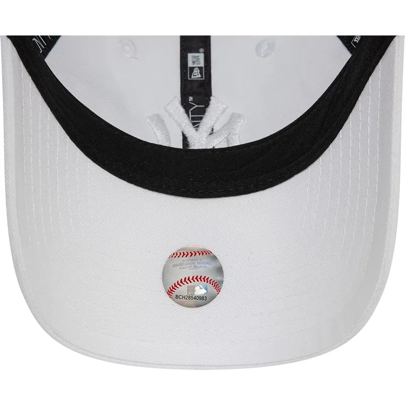 hvid-justerbar-buet-kasket-med-hvidt-logo-9twenty-league-essential-af-new-york-yankees-mlb-fra-new-era
