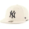 cappellino-visiera-piatta-beige-tinta-unita-snapback-di-mlb-new-york-yankees-di-47-brand