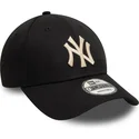 casquette-courbee-noire-ajustable-avec-logo-beige-9forty-league-essential-new-york-yankees-mlb-new-era