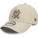beige-justerbar-buet-kasket-med-sort-logo-9forty-team-outline-fra-new-york-yankees-mlb-fra-new-era