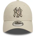 buet-beige-justerbar-kasket-med-sort-logo-9forty-team-outline-fra-new-york-yankees-mlb-fra-new-era