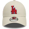 cappellino-visiera-curva-beige-regolabile-con-logo-rosso-9forty-side-patch-di-los-angeles-dodgers-mlb-di-new-era