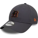justerbar-gra-kurvet-kasket-med-orange-logo-9forty-side-patch-fra-detroit-tigers-mlb-af-new-era