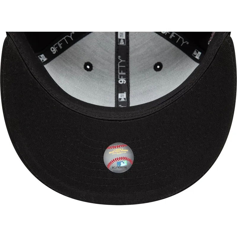 cappello-piatto-nero-snapback-con-logo-grigio-9fifty-icon-dei-new-york-yankees-mlb-snake-di-new-era